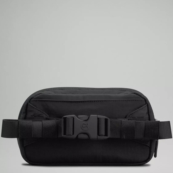 Lululemon Black Mini Belt Bag Crossbody Bag Sling Bag Nwt - Picture 2 of 8